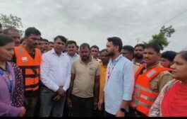 मन्याड नदीच्या पाण्यात अडकलेला व्यक्ती सुखरूप बाहेर काढण्यात आला आहे.