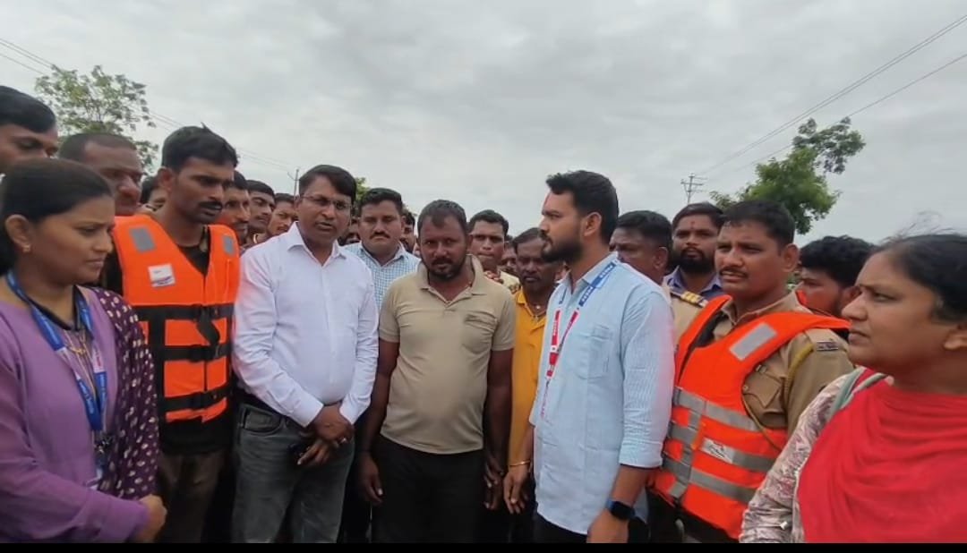 मन्याड नदीच्या पाण्यात अडकलेला व्यक्ती सुखरूप बाहेर काढण्यात आला आहे.