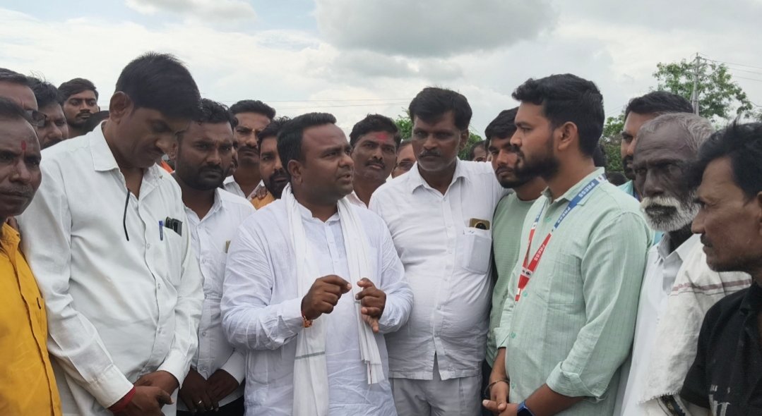 टाकळी गावातील पूरग्रस्तांची आमदार जितेश अंतापूरकर यांनी केली पाहणी तात्काळ मदतीसाठी शासनाला आव्हान.